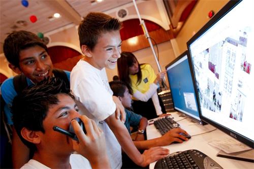 US_Navy_101013-N-8863V-522_Eighth_grade_students_from_Mira_Loma_Middle_School_use_a_ground_tracking_system_during_the_11th_annual_Science_and_Techn.jpg